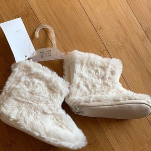 White faux fur toddler slipper 6-6.5